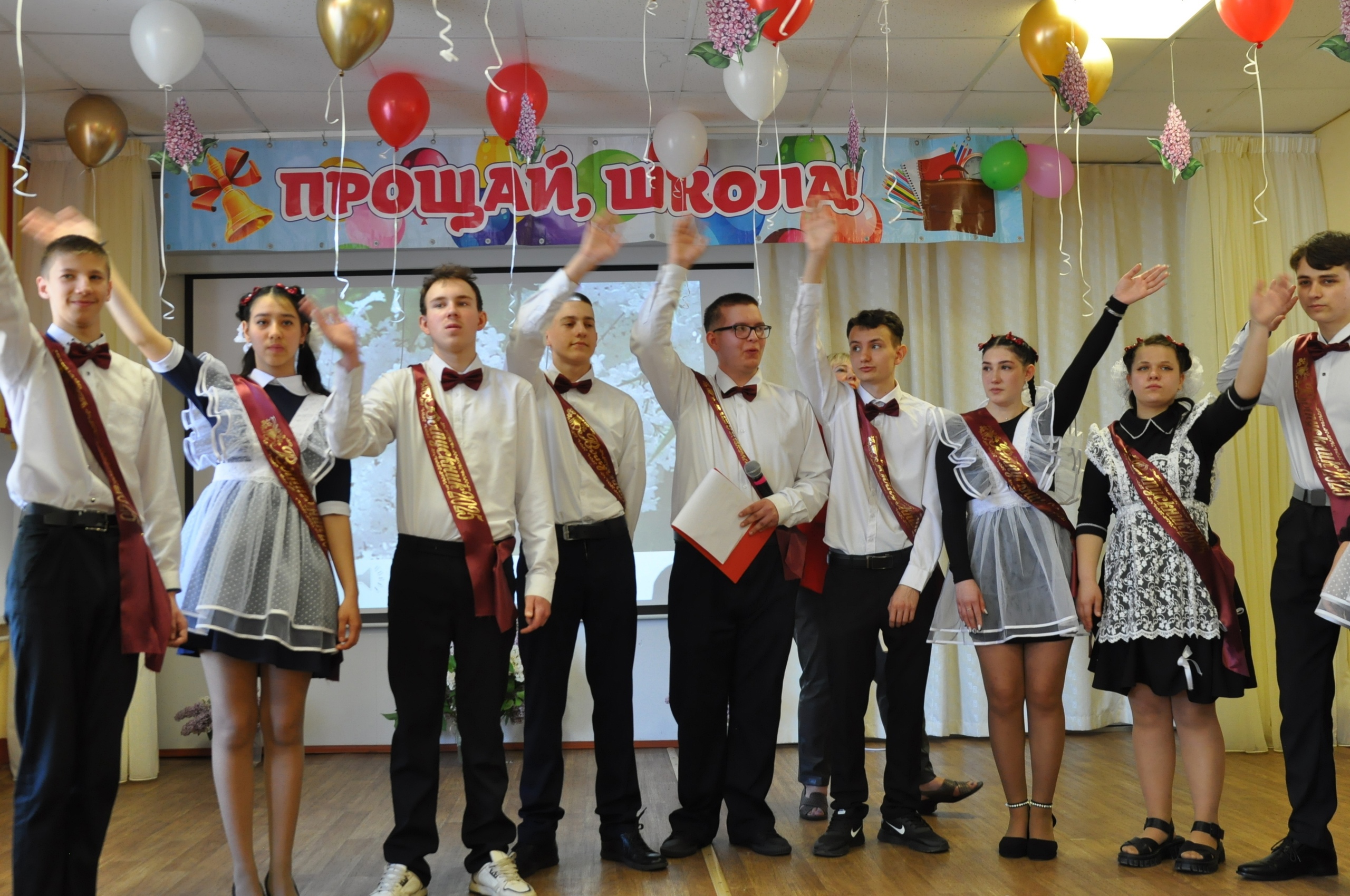 В школе прозвенел Последний звонок!.